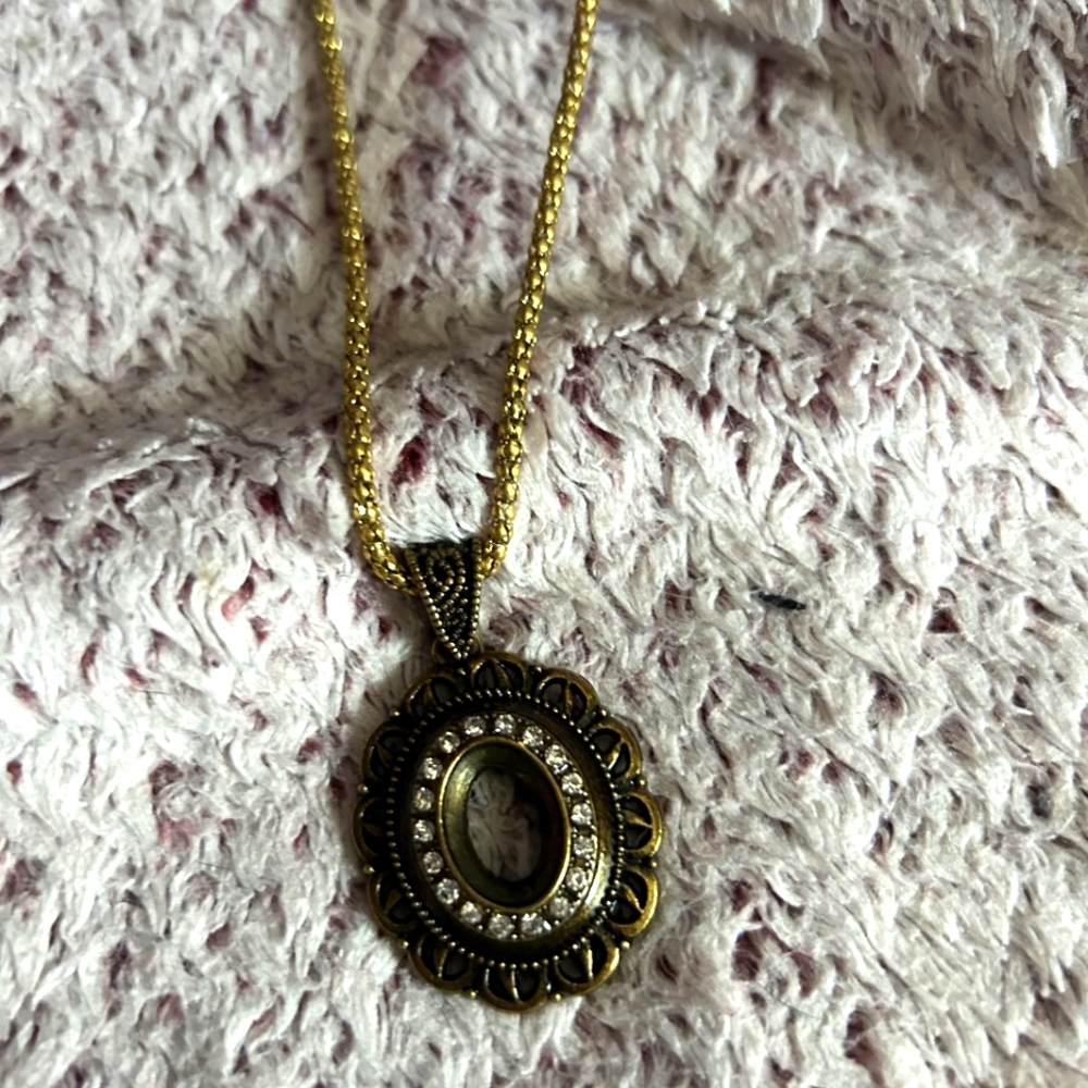 Elegant Gold Pendant Necklace